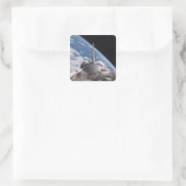 Space Shuttle Discovery im Hintergrund Quadratischer Aufkleber (Tasche)