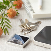 Space Shuttle Discovery im Hintergrund Schlüsselanhänger (Seite)