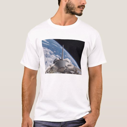 Space Shuttle Discovery im Hintergrund T-Shirt (Vorderseite)