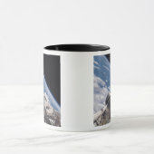 Space Shuttle Discovery im Hintergrund Tasse (Zentrum)