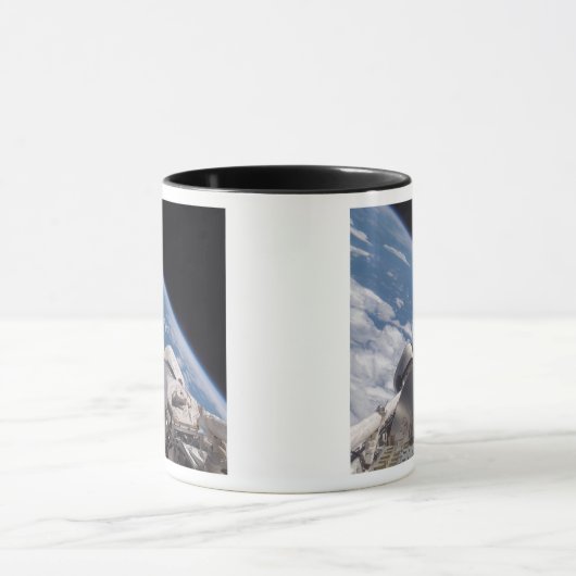 Space Shuttle Discovery im Hintergrund Tasse (Zentrum)