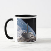 Space Shuttle Discovery im Hintergrund Tasse (Links)