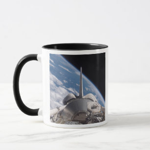Space Shuttle Discovery im Hintergrund Tasse