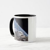 Space Shuttle Discovery im Hintergrund Tasse (Vorderseite Links)
