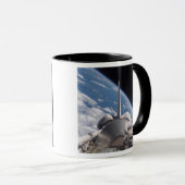 Space Shuttle Discovery im Hintergrund Tasse (VorderseiteRechts)