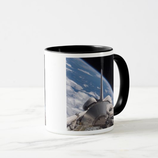 Space Shuttle Discovery im Hintergrund Tasse (VorderseiteRechts)