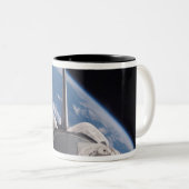 Space Shuttle Discovery im Hintergrund Zweifarbige Tasse (VorderseiteRechts)