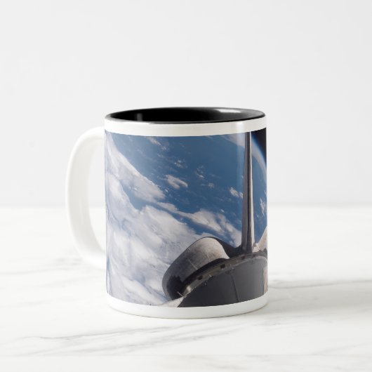 Space Shuttle Discovery im Hintergrund Zweifarbige Tasse (Vorderseite Links)
