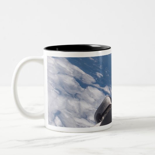 Space Shuttle Discovery im Hintergrund Zweifarbige Tasse (Links)