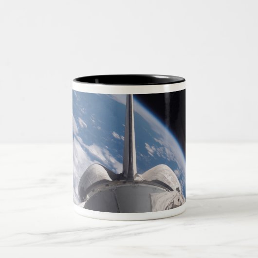 Space Shuttle Discovery im Hintergrund Zweifarbige Tasse (Mittel)