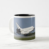Space Shuttle Discovery landet auf der Piste 33 4 Zweifarbige Tasse (Vorderseite Links)