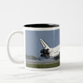 Space Shuttle Discovery landet auf der Piste 33 4 Zweifarbige Tasse (Links)