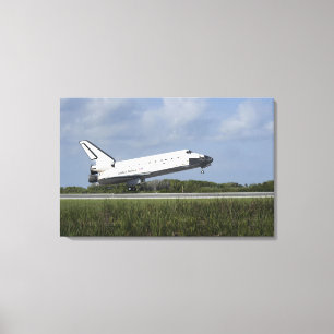 Space Shuttle Discovery landet auf der Runway 33 Leinwanddruck