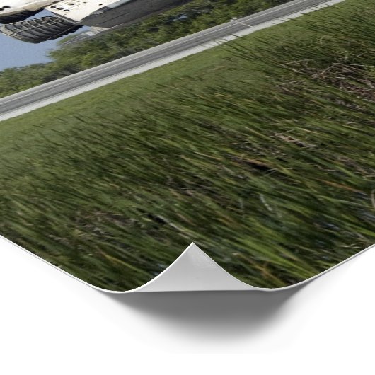 Space Shuttle Discovery landet auf der Runway 33 Poster (Ecke)