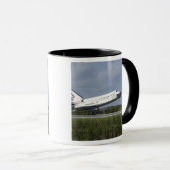 Space Shuttle Discovery landet auf der Runway 33 Tasse (VorderseiteRechts)