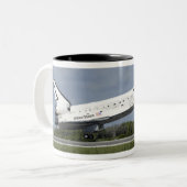 Space Shuttle Discovery landet auf der Runway 33 Zweifarbige Tasse (Vorderseite Links)
