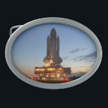Space Shuttle Discovery Launch der NASA Ovale Gürtelschnalle<br><div class="desc">Die Raumfähre "Discovery" auf dem Startpad ist einer der Orbiter des Raumfährenprogramms der NASA und der dritte von fünf voll funktionsfähigen Orbitern,  die gebaut werden sollen. Ihre erste Mission,  STS-41-D,  flog vom 30. August bis zum 5. September 1984 und ihre letzte Mission war März 9,  2011.</div>