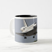 Space Shuttle Discovery nähert sich Landung 2 Zweifarbige Tasse (Vorderseite Links)