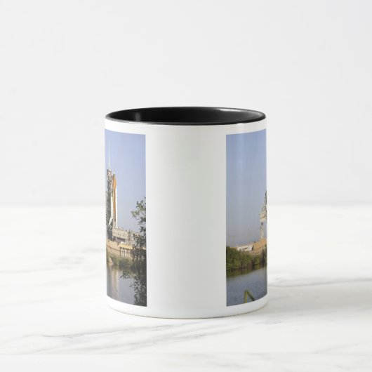 Space Shuttle Discovery steht bereit 3 Tasse (Zentrum)