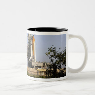 Space Shuttle Discovery steht bereit 3 Zweifarbige Tasse