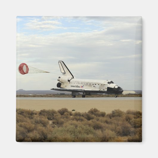 Space Shuttle Discovery stellt seinen Drag-Rute be Magnet (Vorne)