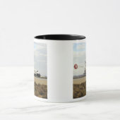 Space Shuttle Discovery stellt seinen Drag-Rute be Tasse (Zentrum)