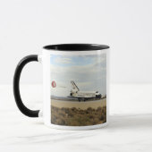 Space Shuttle Discovery stellt seinen Drag-Rute be Tasse (Links)