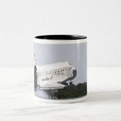 Space Shuttle Discovery Touchs runter 2 Zweifarbige Tasse (Mittel)