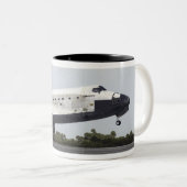 Space Shuttle Discovery Touchs runter Zweifarbige Tasse (VorderseiteRechts)