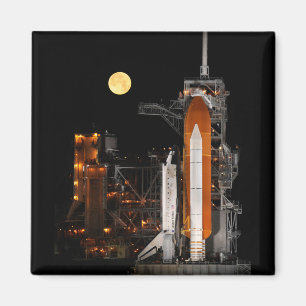 Space Shuttle Discovery und Mond Magnet