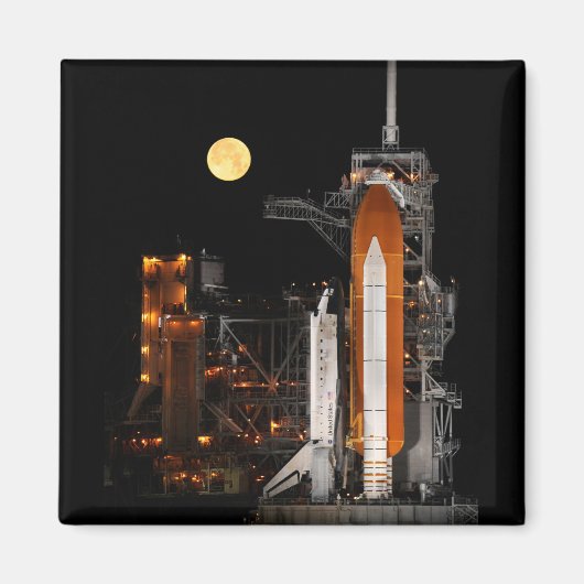 Space Shuttle Discovery und Mond Magnet (Vorne)