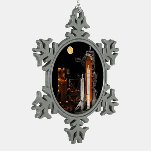 Space Shuttle Discovery und Mond Schneeflocken Zinn-Ornament (Links)