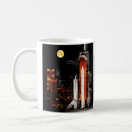Space Shuttle Discovery und Vollmond 2009 Kaffeetasse (Links)