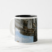 Space Shuttle Discovery Zweifarbige Tasse (Vorderseite Links)