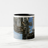 Space Shuttle Discovery Zweifarbige Tasse (Mittel)