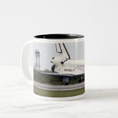 Space Shuttle Discovery Zweifarbige Tasse (Vorderseite Links)