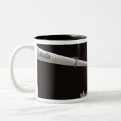 Space Shuttle Discovery's Nutzlastschacht Zweifarbige Tasse (Links)