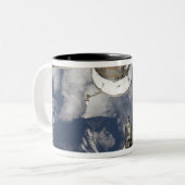 Space Shuttle Endeavor 8 Zweifarbige Tasse (Vorderseite Links)