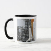Space Shuttle Endeavor auf dem Launchpad 2 Tasse (Links)
