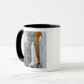 Space Shuttle Endeavor auf dem Launchpad 2 Tasse (Vorderseite Links)