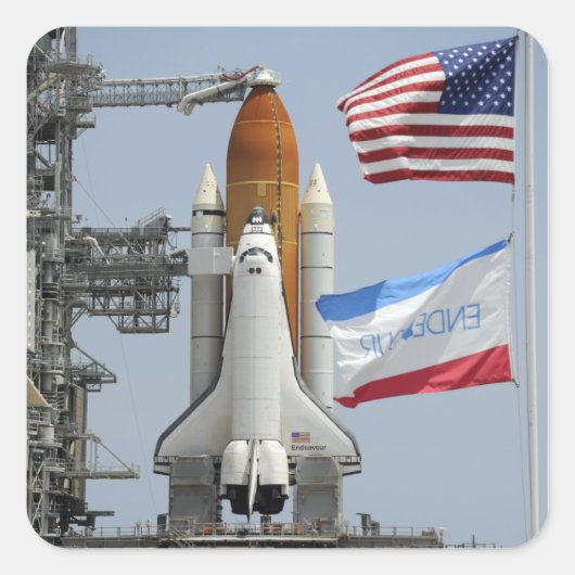 Space Shuttle Endeavor auf dem Launchpad 3 Quadratischer Aufkleber (Vorderseite)