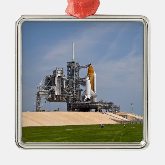 Space Shuttle Endeavor auf dem Launchpad 4 Silbernes Ornament (Vorne)