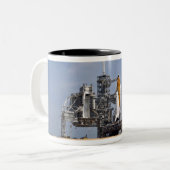Space Shuttle Endeavor auf dem Launchpad 4 Zweifarbige Tasse (Vorderseite Links)