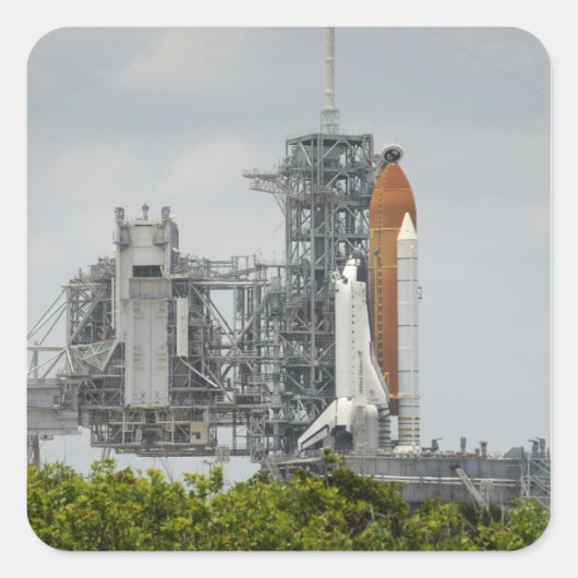 Space Shuttle Endeavor auf dem Launchpad 5 Quadratischer Aufkleber (Vorderseite)