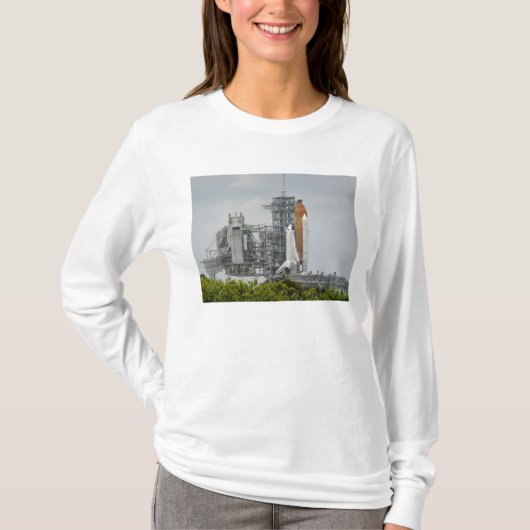 Space Shuttle Endeavor auf dem Launchpad 5 T-Shirt (Vorderseite)
