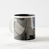 Space Shuttle Endeavor auf dem Launchpad 6 Zweifarbige Tasse (Vorderseite Links)