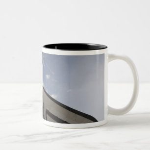 Space Shuttle Endeavor auf dem Launchpad 6 Zweifarbige Tasse