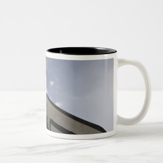 Space Shuttle Endeavor auf dem Launchpad 6 Zweifarbige Tasse (Rechts)