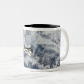 Space Shuttle Endeavour 11 Zweifarbige Tasse (VorderseiteRechts)