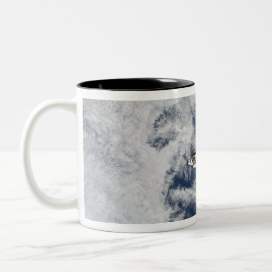 Space Shuttle Endeavour 11 Zweifarbige Tasse (Links)